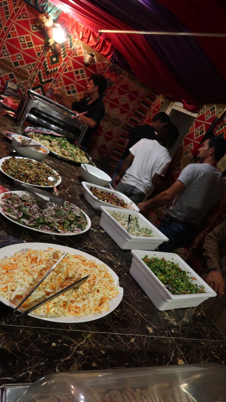 Jantar no acampamento de Petra - Jordânia © Viaje Comigo