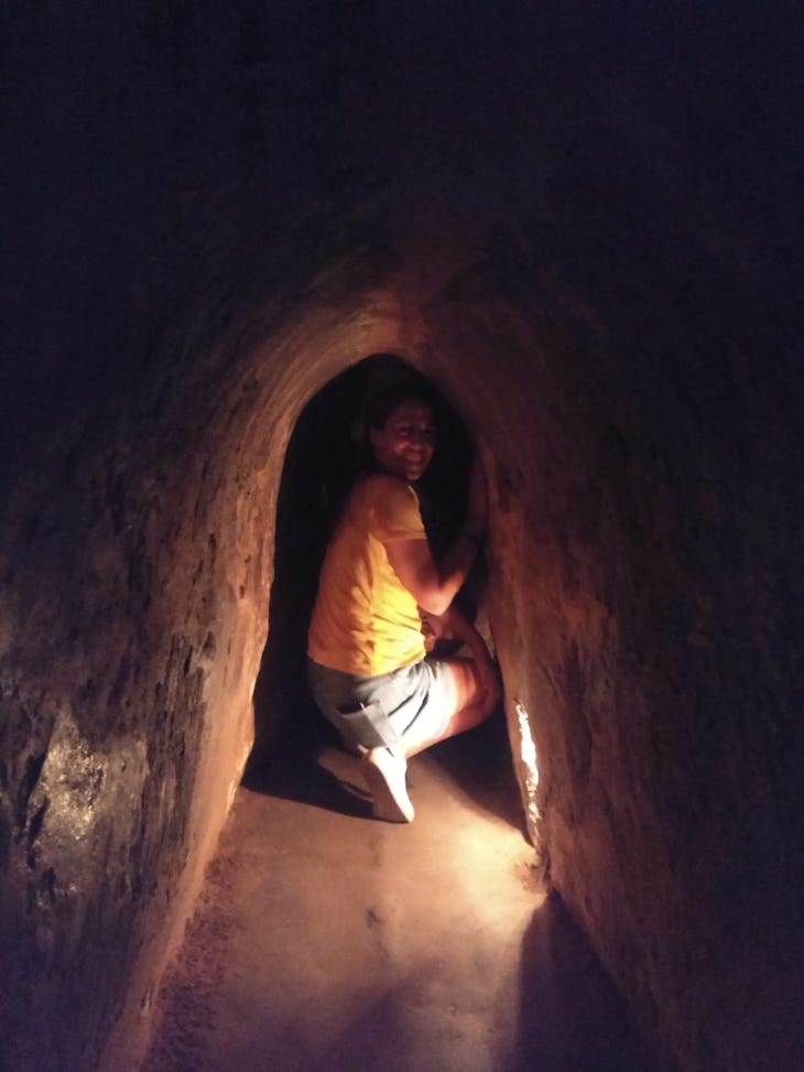 Susana dentro dos Cu Chi Túneis - Vietname © Viaje Comigo