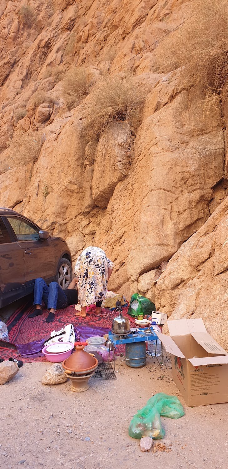 Piquenique na beira de estrada. Gargantas do Todra - Marrocos © Viaje Comigo