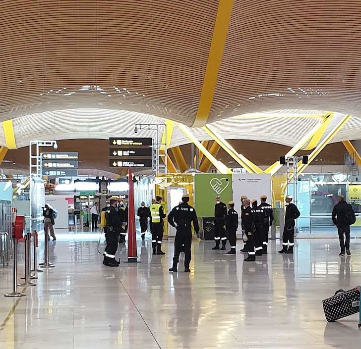Equipa de limpeza no aeroporto de Barajas Madrid © Viaje Comigo