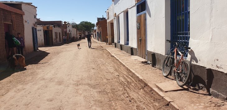 San Pedro Atacama - rua Caracoles vazia - Chile © Viaje Comigo