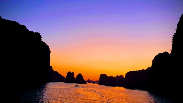 Pôr do Sol em Halong Bay - Vietname © Viaje Comigo