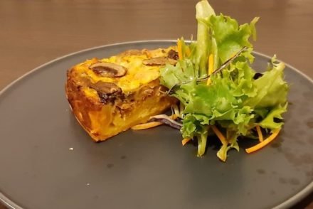 Receita de quiche de cogumelos, charcutaria, salada e balsâmico