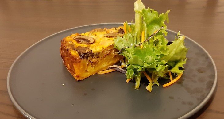 Receita de quiche de cogumelos, charcutaria, salada e balsâmico