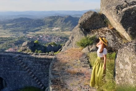 Susana Ribeiro no Castelo de Monsanto - Aldeia Histórica de Portugal © Viaje Comigo