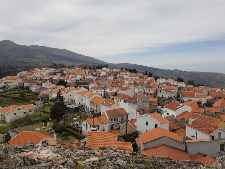 Vista do Castelo de Folgosinho - Portugal © Viaje Comigo