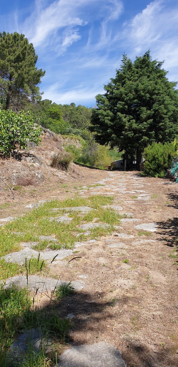 Calçada romana, saída de Alpedrinha - Rotas da Gardunha © Viaje Comigo