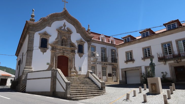 Igreja da Misericórdia que fica ao lado da Estátua do Cardeal - Vila de Alpedrinha - Fundão - Portugal © Viaje Comigo
