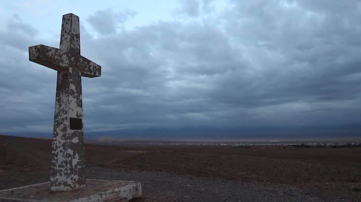Cruz que marca a visita de João Paulo II no Atacama - Chile © Viaje Comigo