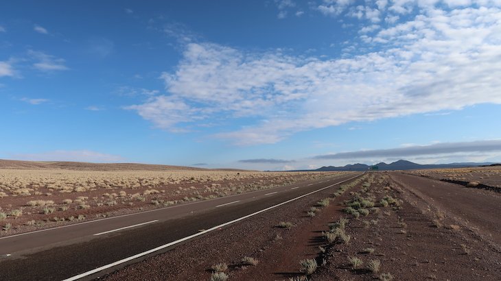 Estrada para o Tour do Vale do Arco-Íris - Deserto no Atacama - Chile © Viaje Comigo