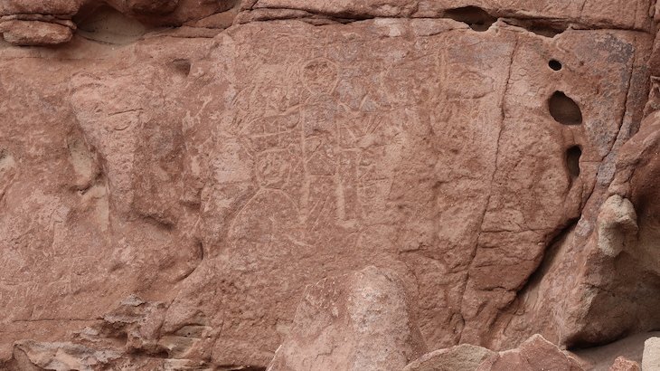 Gravuras rupestres em Hierbas Buenas - Tour do Vale do Arco-Íris - Deserto no Atacama - Chile © Viaje Comigo