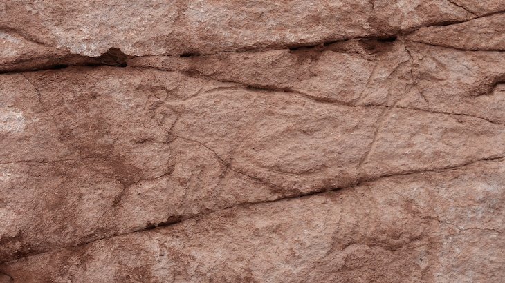 Gravuras rupestres em Hierbas Buenas - Tour do Vale do Arco-Íris - Deserto no Atacama - Chile © Viaje Comigo