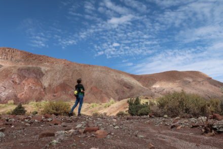 Susana Ribeiro no Tour Vale do Arco Íris - Deserto no Atacama - Chile © Viaje Comigo