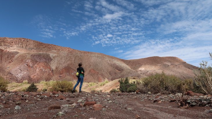 Susana Ribeiro no Tour Vale do Arco Íris - Deserto no Atacama - Chile © Viaje Comigo