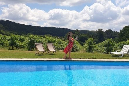 Susana na piscina da Quinta de Lourosa - Lousada © Viaje Comigo