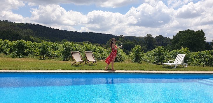 Susana na piscina da Quinta de Lourosa - Lousada © Viaje Comigo