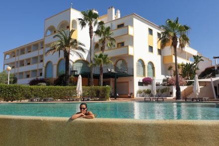 Susana Ribeiro na piscina do Vale d'el Rei Hotel & Villas - Carvoeiro - Algarve - Portugal © Viaje Comigo