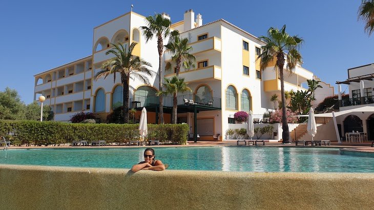 Susana Ribeiro na piscina do Vale d'el Rei Hotel & Villas - Carvoeiro - Algarve - Portugal © Viaje Comigo