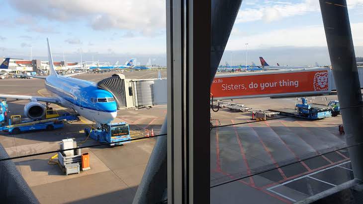 Avião KLM no Aeroporto de Amesterdão - outubro 2020 © Viaje Comigo