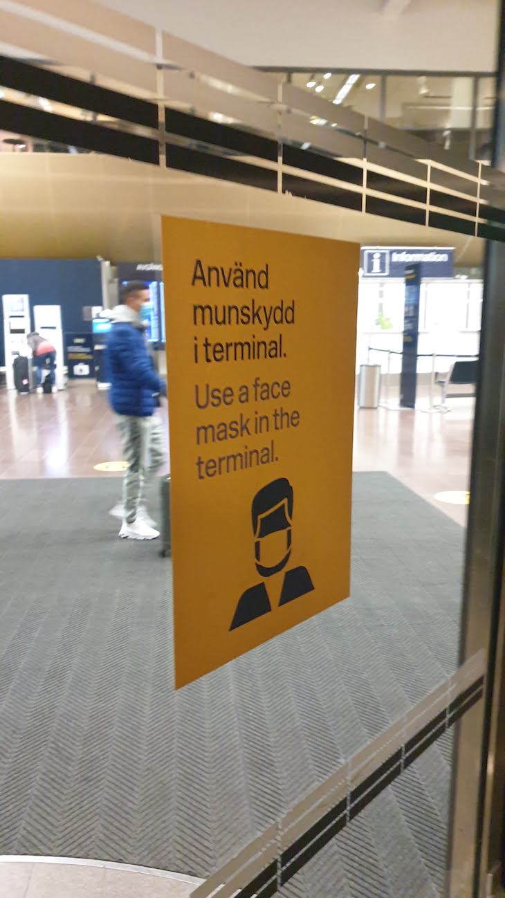 Aviso em Arlanda. Dentro do aeroporto é obrigatório usar máscara. Cá fora não usa ninguém na Suécia - Estocolmo - outubro 2020 © Viaje Comigo