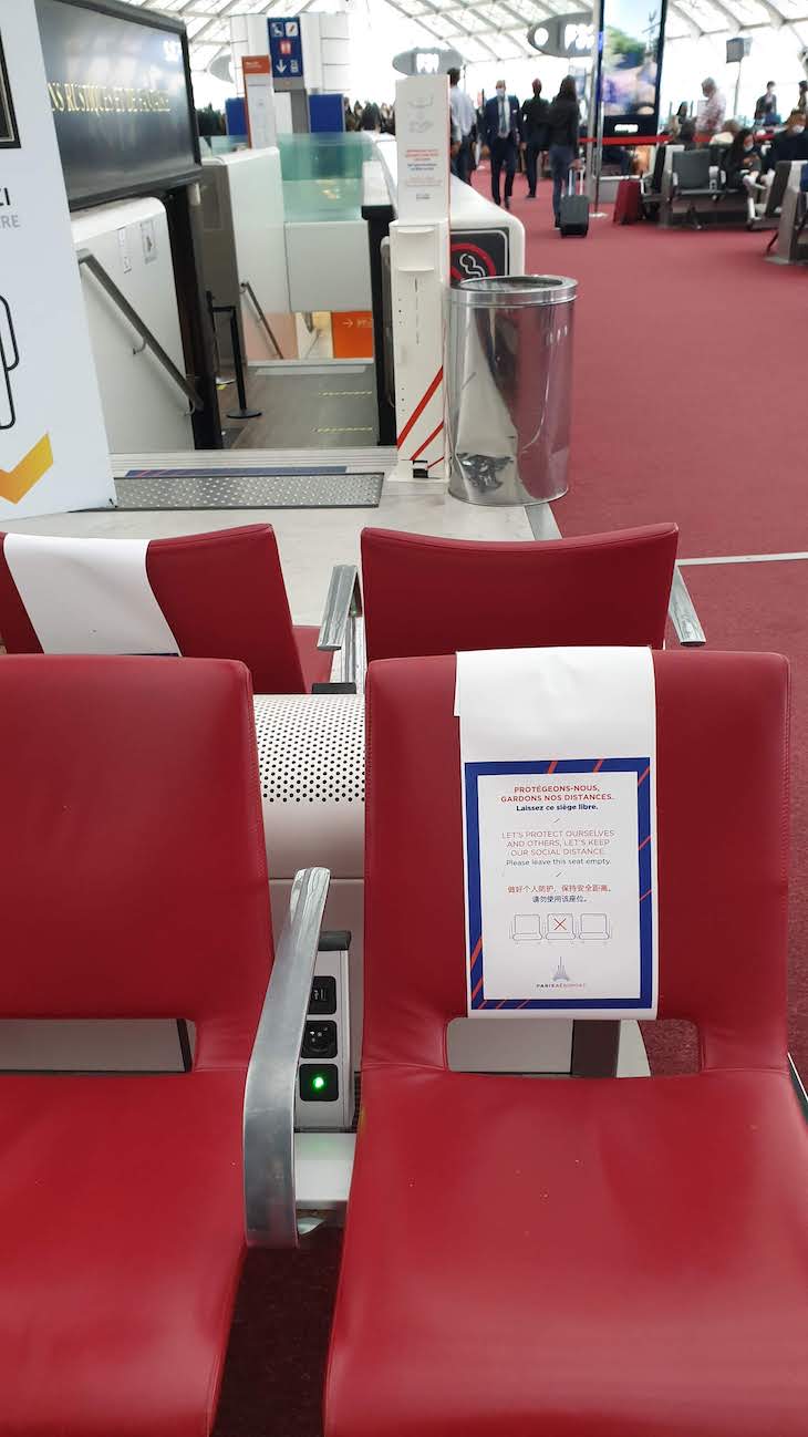 Cadeiras vazias para distanciamento - Aeroporto de Paris CDG -outubro 2020 © Viaje Comigo