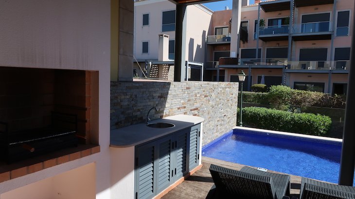 Barbecue e piscina na casa no Vale do Lobo Resort - Algarve - Portugal © Viaje Comigo