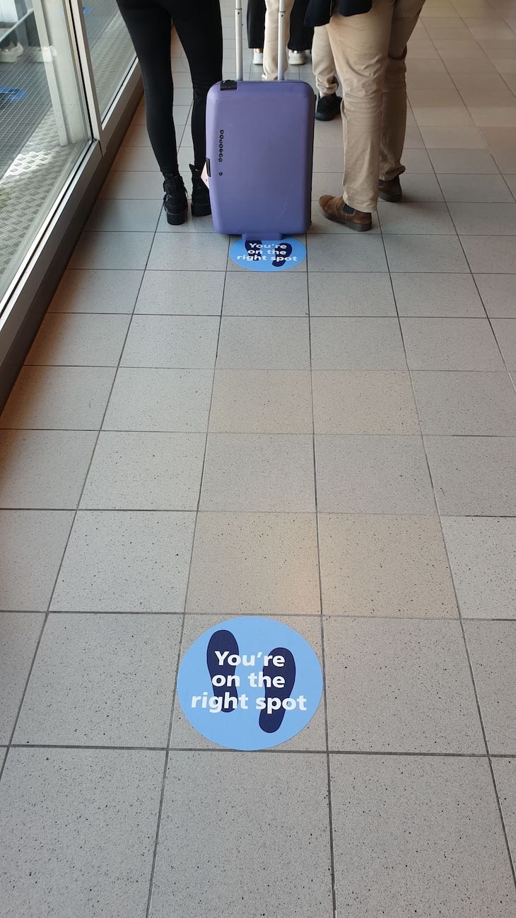 Distância de segurança - Aeroporto de Amesterdão - outubro 2020 © Viaje Comigo