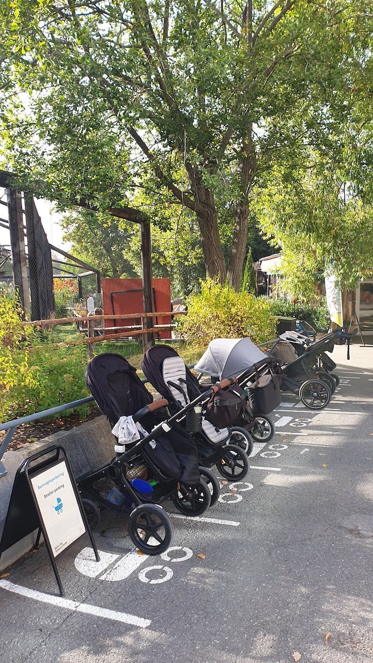 Estacionamento de carrinhos de bebé, Museu Skansen - Estocolmo - Suécia © Viaje Comigo