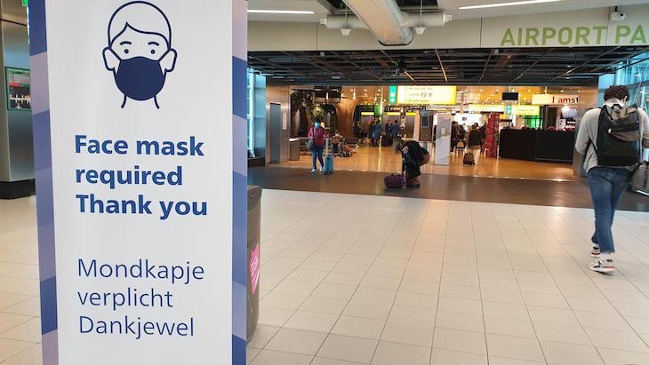 Face Mask required- Aeroporto de Amesterdão - outubro 2020 © Viaje Comigo