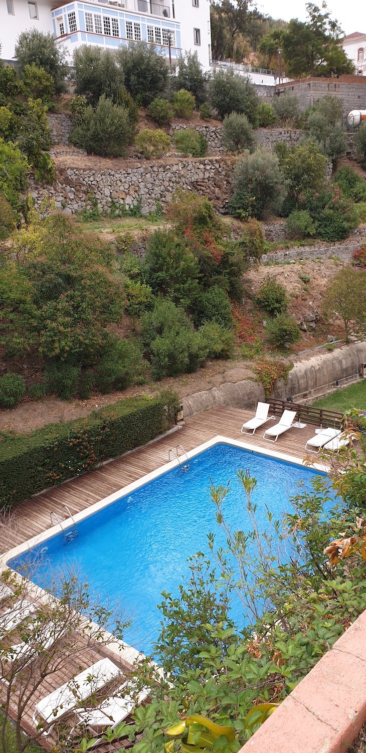 Piscina exterior da Villa Termal Caldas de Monchique Spa Resort © Viaje Comigo