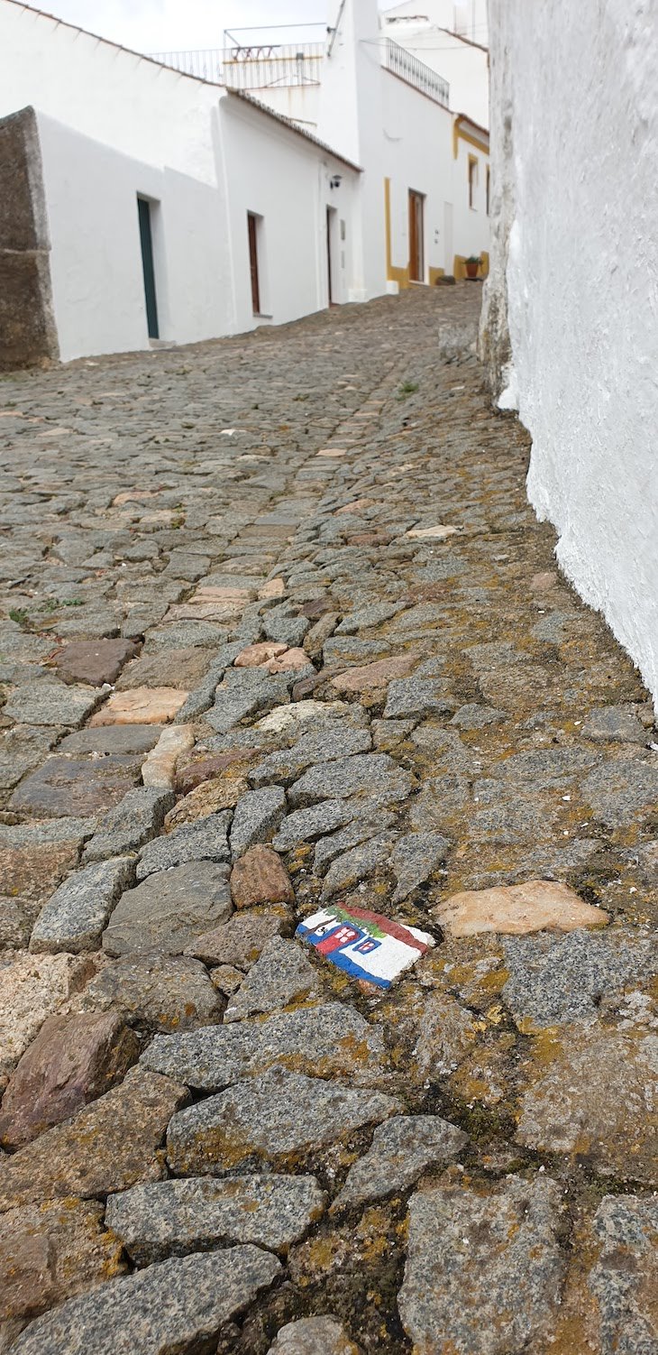 Pedras pintadas na calçada pela Celeiro do Comum - Casa Sensa - Evoramonte - Alentejo - Portugal © Viaje Comigo
