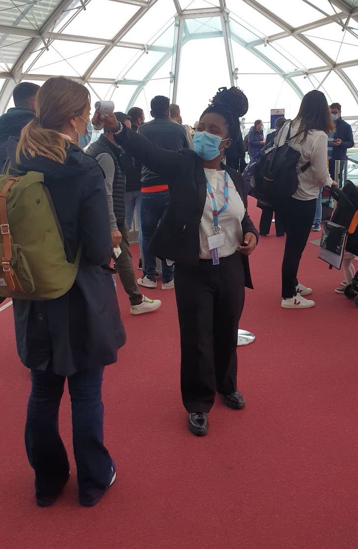 Medição de temperatura no aeroporto de Paris CDG -outubro 2020 © Viaje Comigo