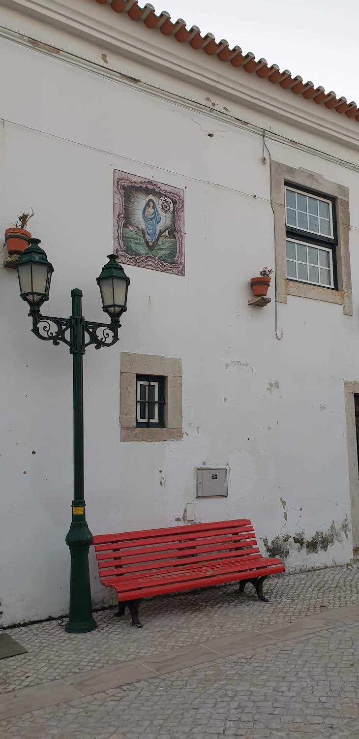 Banco vermelho, Stella Maris, Peniche - Portugal © Viaje Comigo