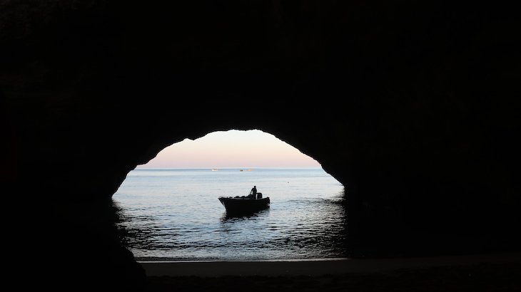 Passeio de barco na costa do Algarve - Portugal © Viaje Comigo
