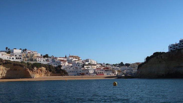 Passeio de barco na costa do Algarve - Portugal © Viaje Comigo