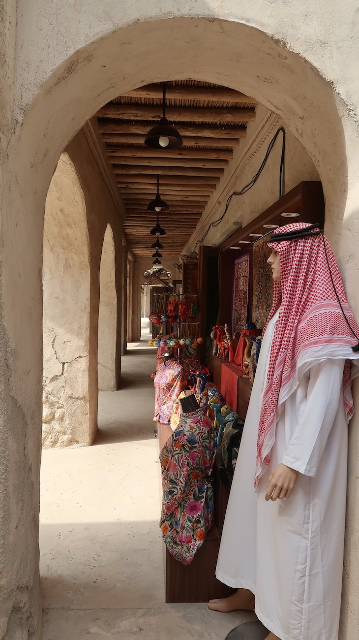 Lojas do Souk do Al Seef Heritage Hotel Dubai, Curio Collection by Hilton - Dubai © Viaje Comigo