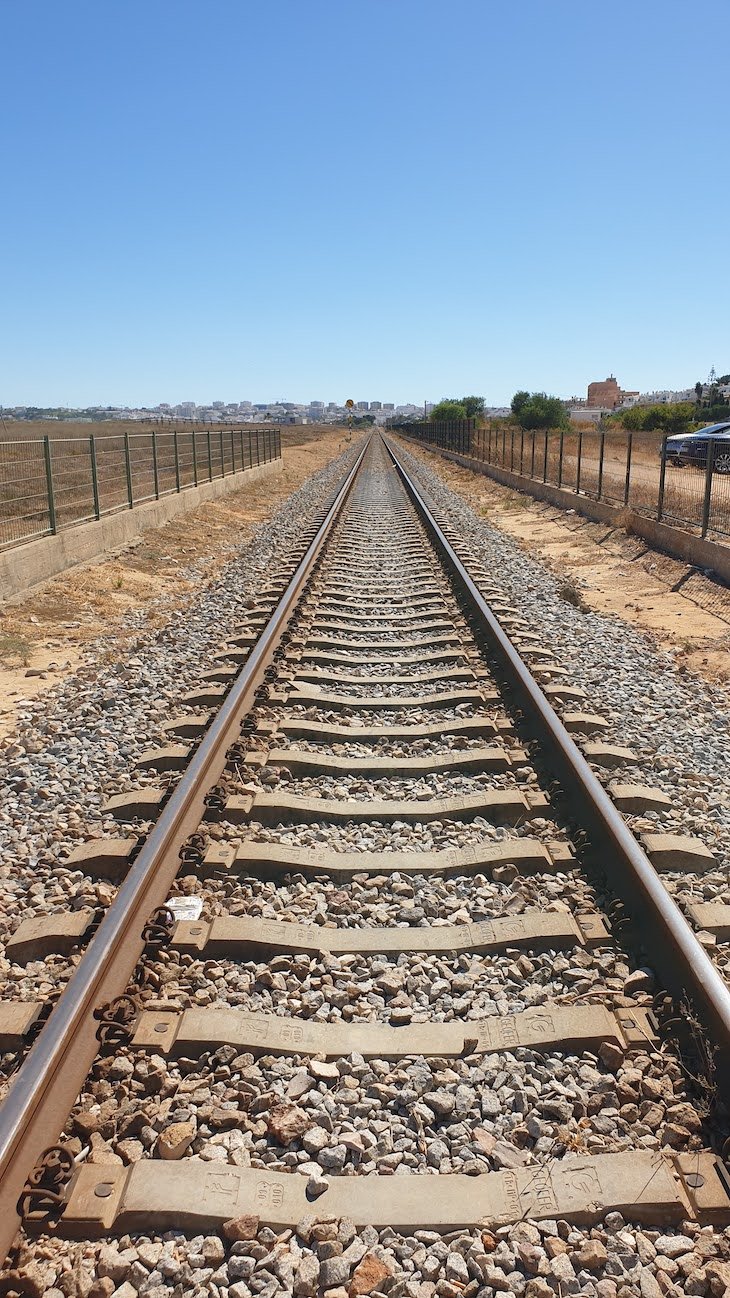 Linha de comboio na Meia Praia - Lagos - Algarve - Portugal © Viaje Comigo