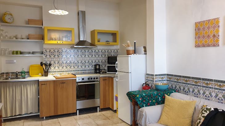 Sala e cozinha da Maison Citron - Olhão - Algarve © Viaje Comigo