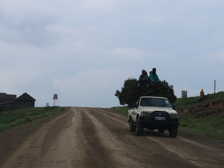 Carro na estrada, Lesoto © Viaje Comigo