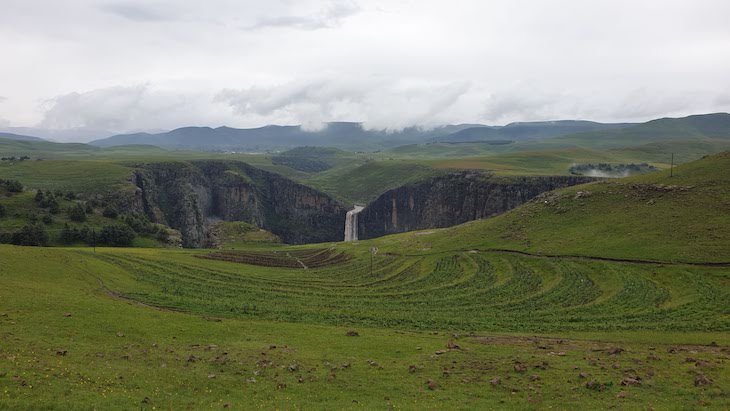 Vista para Maletsunyane Waterfall - Lesoto © Viaje Comigo