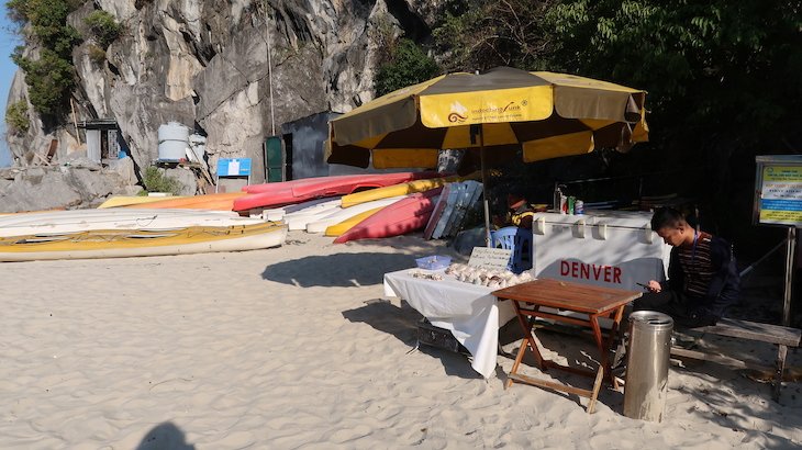 Na praia na Thien Canh Son Cave - Baia de Ha Long - Halong Bay - Vietname © Viaje Comigo