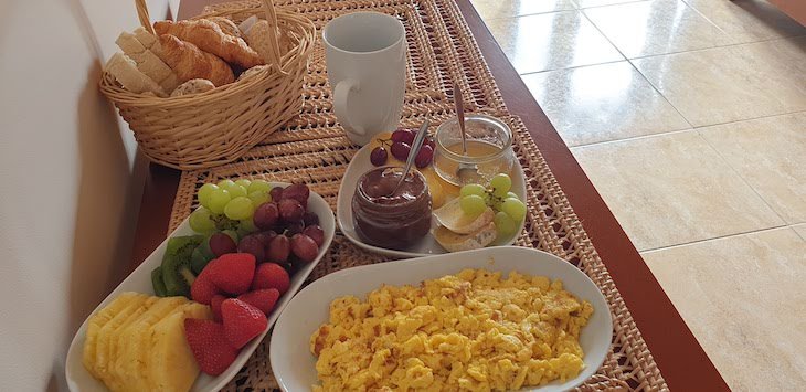 Pequeno-almoço nos Apartamentos Baía da Barca - Pico - Açores © Viaje Comigo