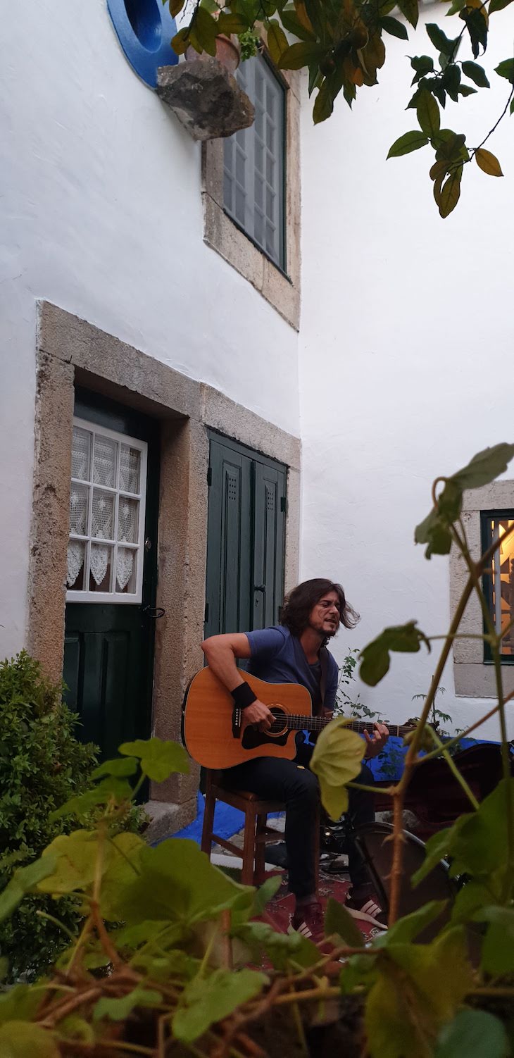 Música ao vivo no Restaurante Pretencioso - Óbidos - Portugal © Viaje Comigo