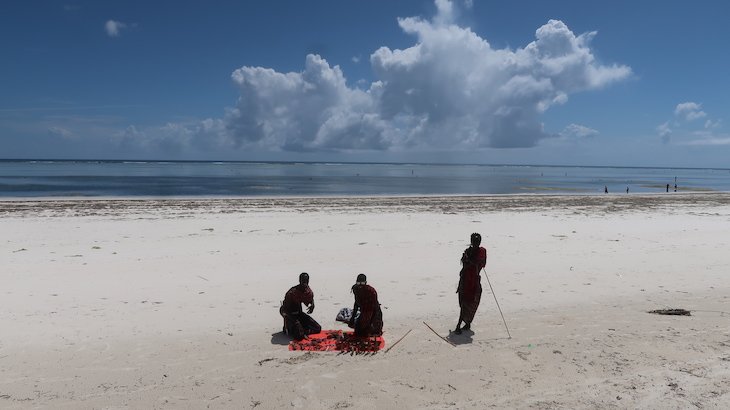Masai montam a banca na praia Matemwe - Zanzibar - Tanzânia © Viaje Comigo