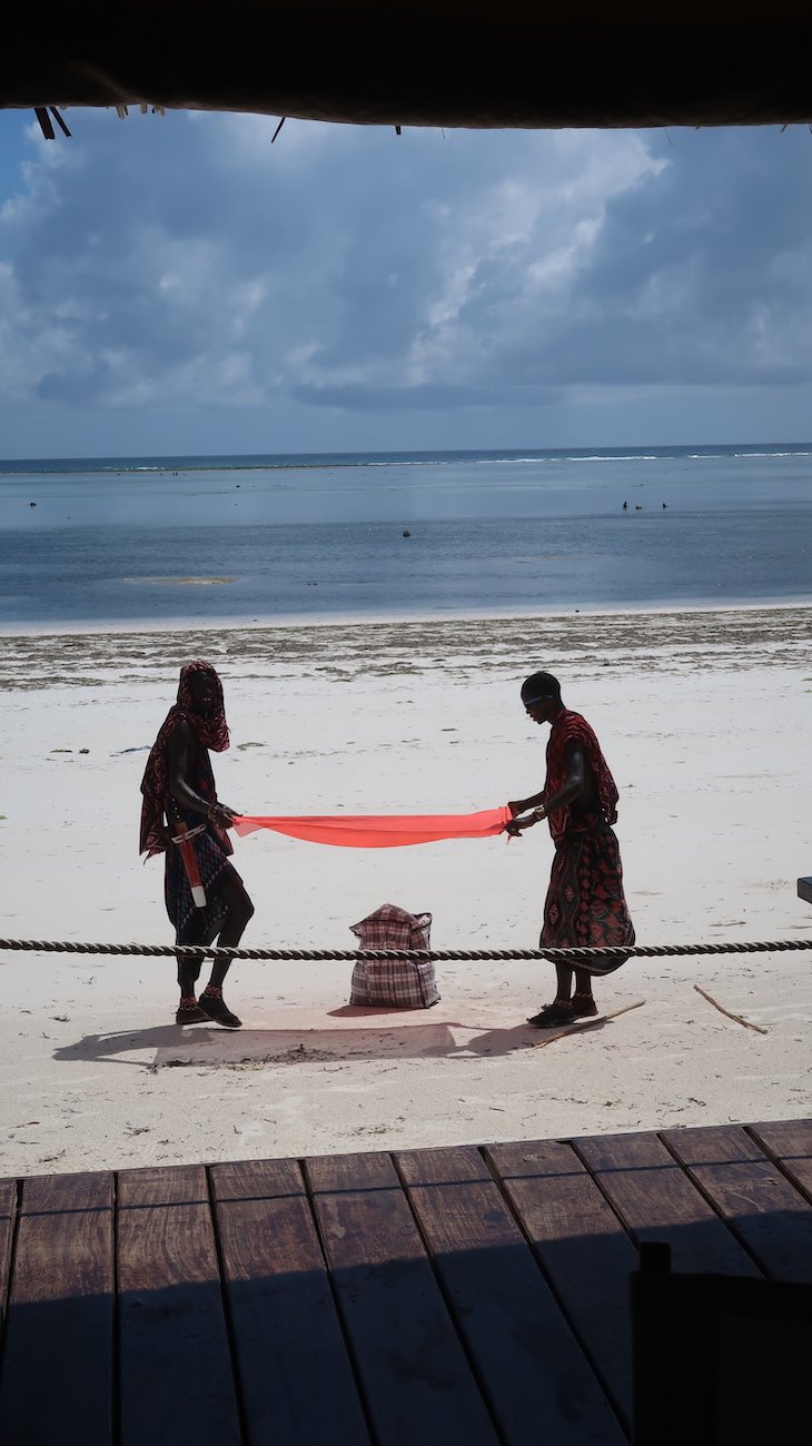 Masai montam a banca na praia Matemwe - Zanzibar - Tanzânia © Viaje Comigo