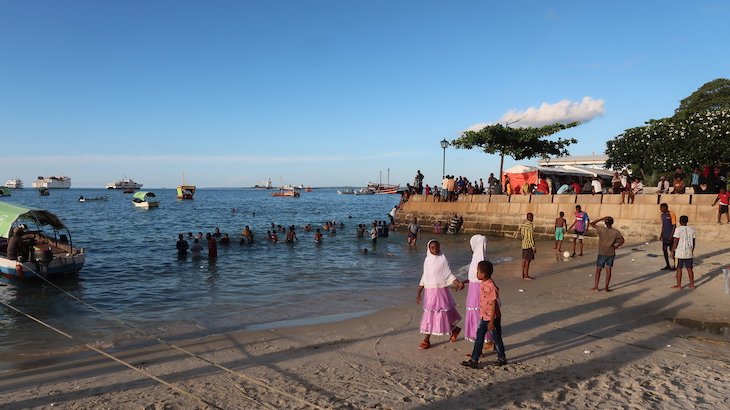 Domingo na praia, em Stone Town - Zanzibar - Tanzania © Viaje Comigo