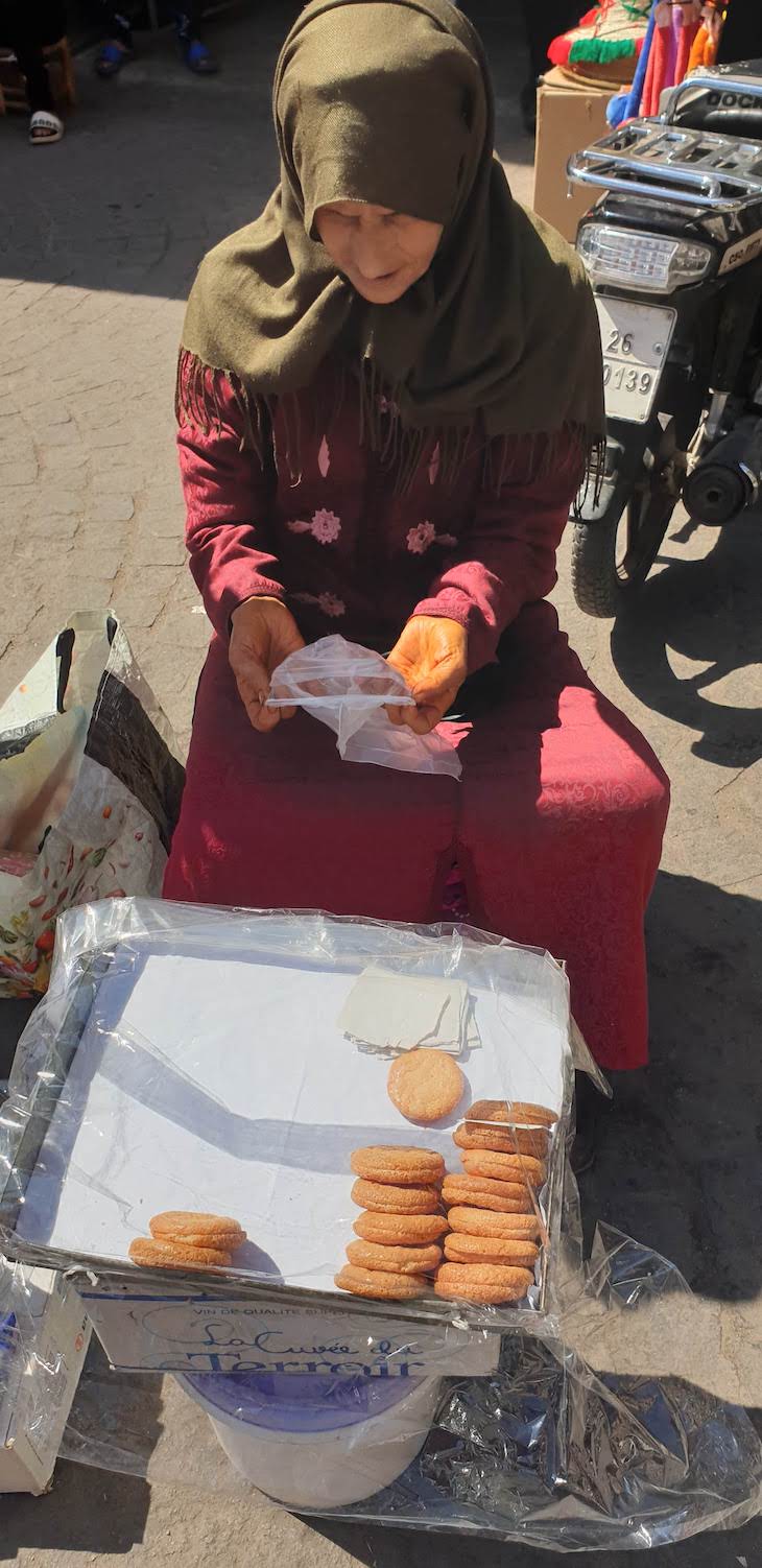 Senhora a vender bolachas, Marraquexe - Marrocos © Viaje Comigo