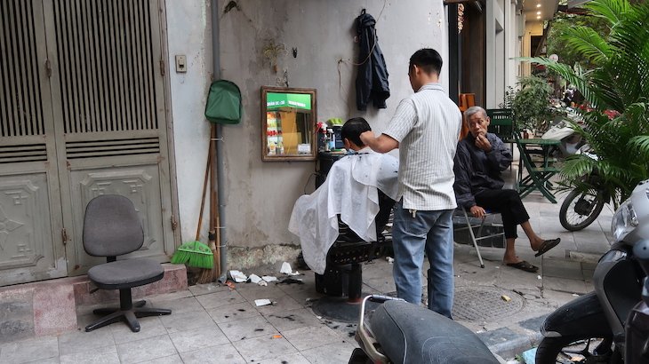 Barbeiro nas Ruas de Hanói, Vietname © Viaje Comigo