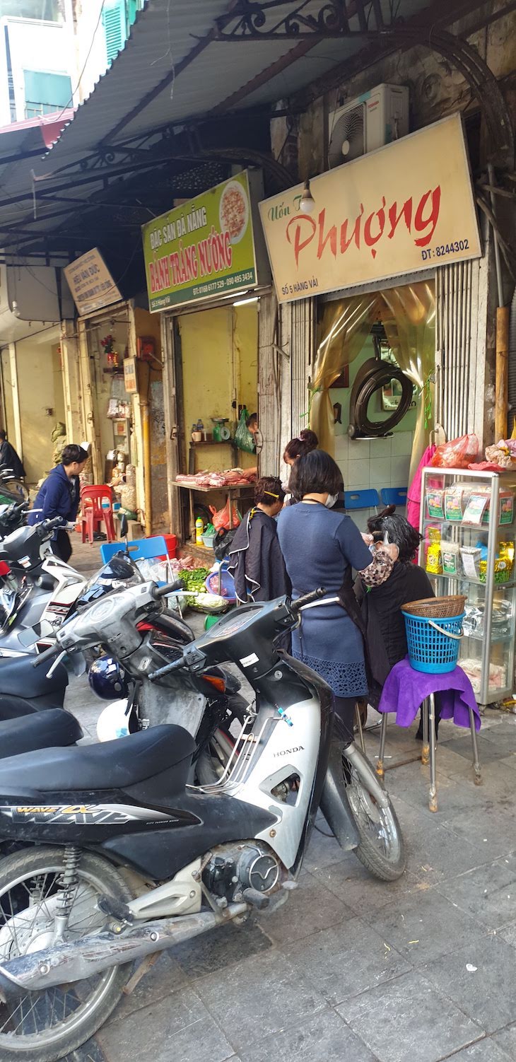 Cabeleireiro nas Ruas de Hanói, Vietname © Viaje Comigo
