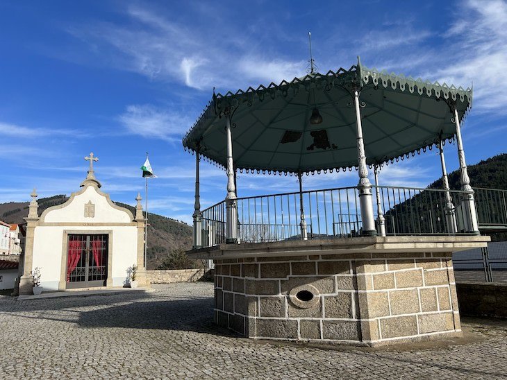 Coreto e capela - Vila de Manteigas - Portugal © Viaje Comigo